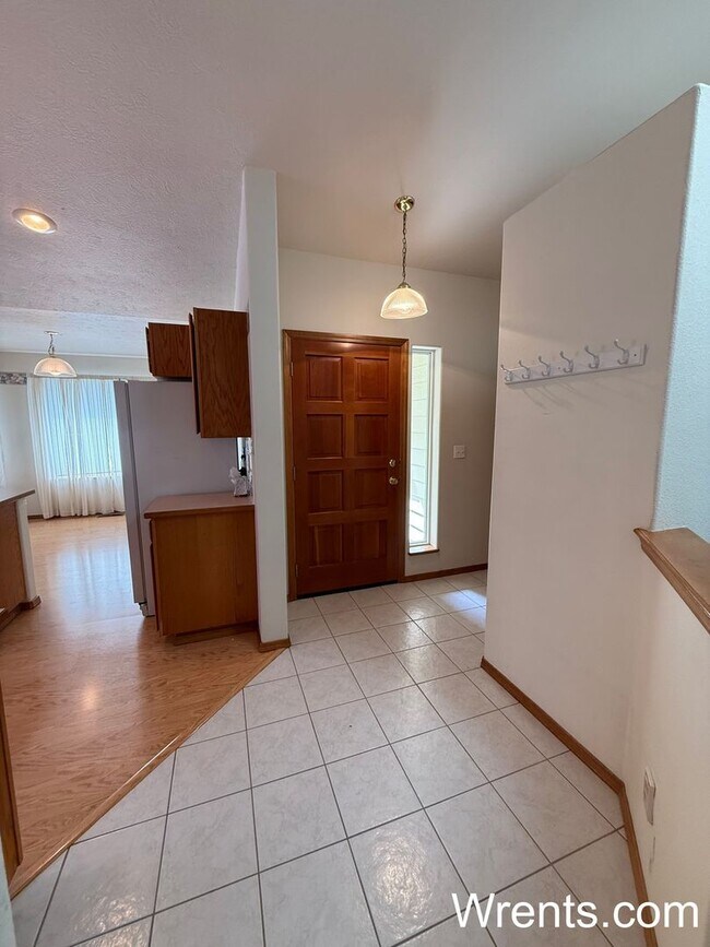 Building Photo - Available NOW!!!!! 3200 sqft home with Gol...