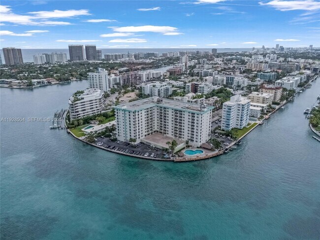 Building Photo - 10350 W Bay Harbor Dr