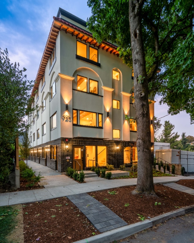 Building Photo - 925 NE 23rd Ave