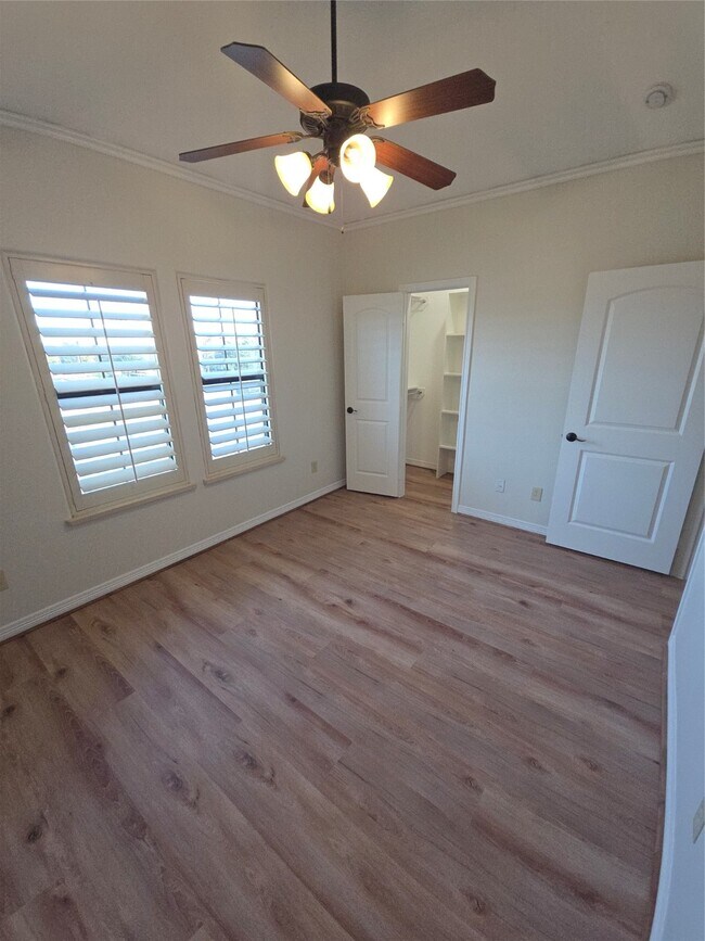 Building Photo - 3117 Fairdale Oaks E