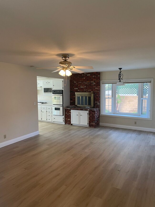 Building Photo - Gorgeous 4 Bedroom 2 Bathroom Home with Lo...