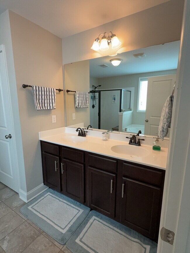 Building Photo - 302 Pond Hill Ct