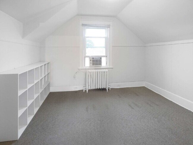 Building Photo - 3 Bedroom in the Heart of Uptown (Pets welcome)