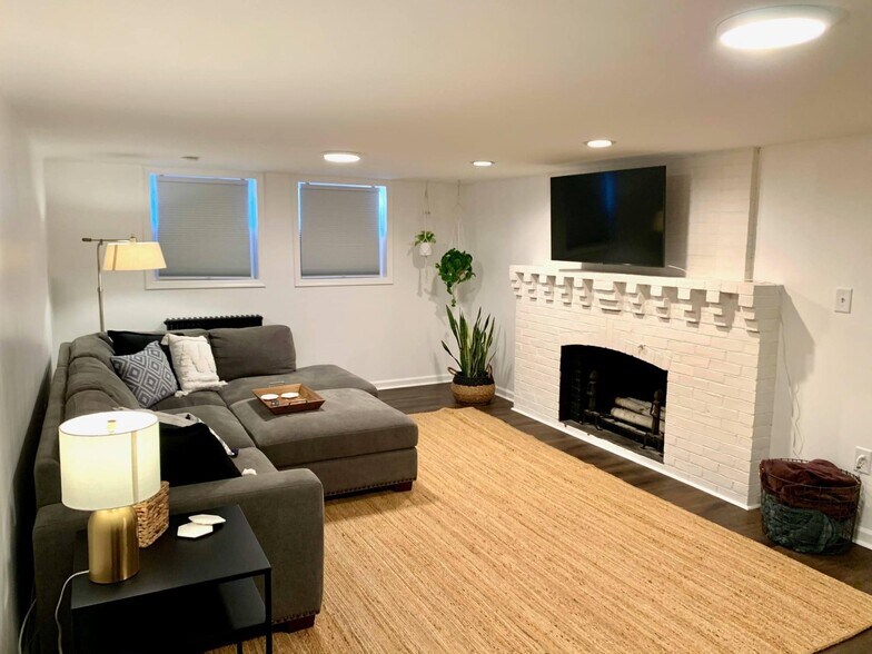 Spacious living room with flat screen tv - 49 Riverside Ave