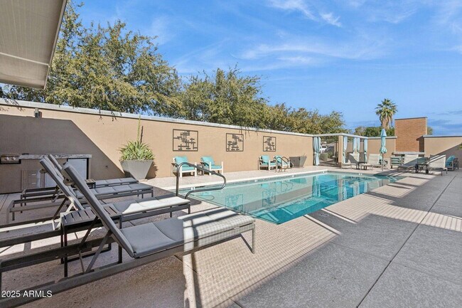 Building Photo - 1400 E Bethany Home Rd