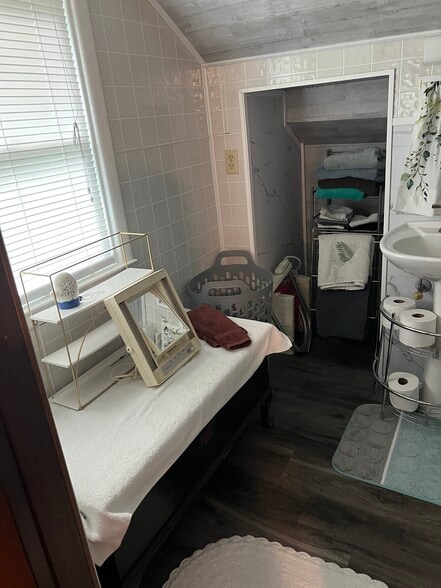 Make up mirror ,good storage - 610 High Ave E
