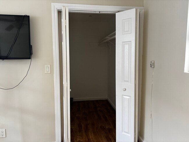 closet - 3740 W Slauson Ave