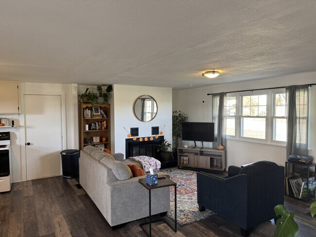 Building Photo - 405 5th St