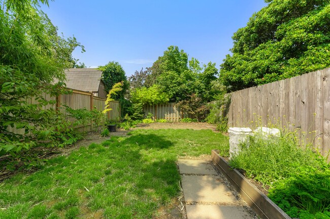 Building Photo - NENO1 - 1549-1601 SE 32nd Place