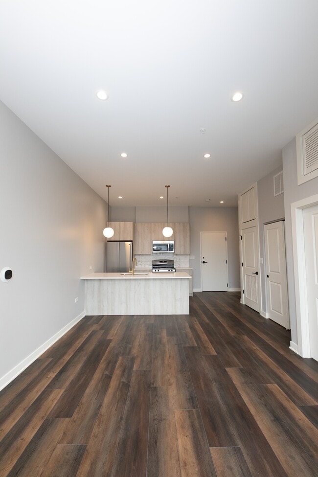 Building Photo - 913 School