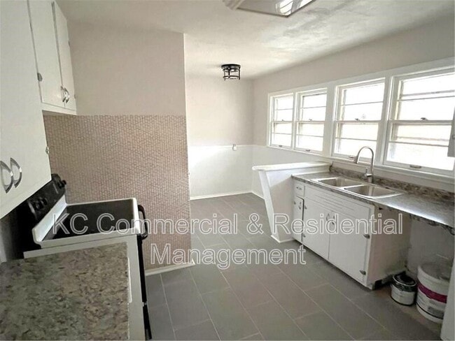 Building Photo - 802 E 75th Terrace