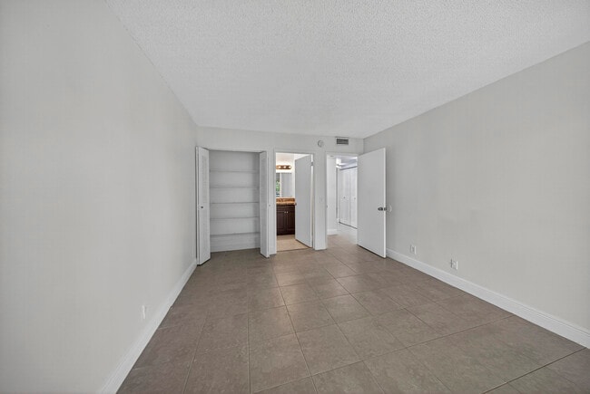 Building Photo - 913 Meadows Cir