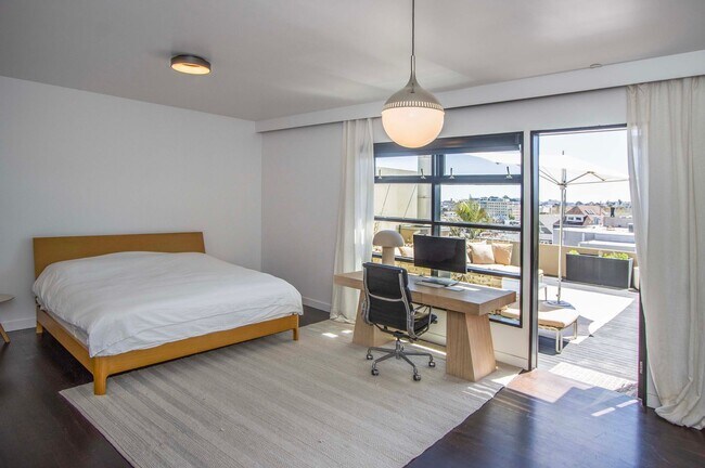 Building Photo - Stunning 4Bed/2.5ba Condo in Pacific Heights