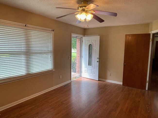 Building Photo - 3 BED, 2 BATH BRICK HOME LOCATED IN COUNTR...
