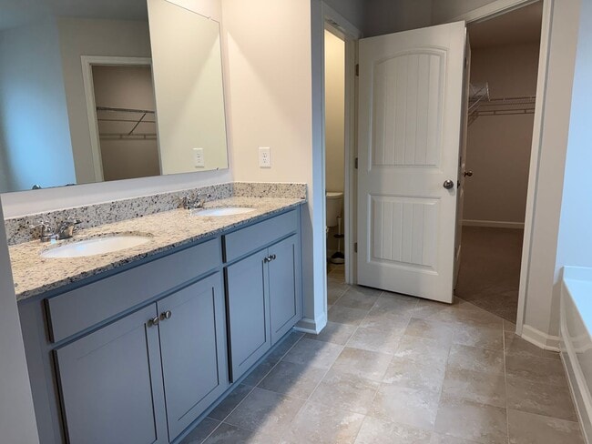 Building Photo - Beautiful and Spacious 5BR 4.5BA Home w/ Full Appliance Kitchen • Garage in Fairburn