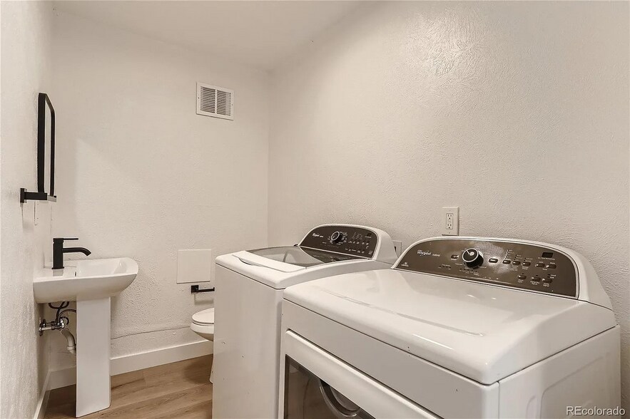 Building Photo - 1632 Chester St