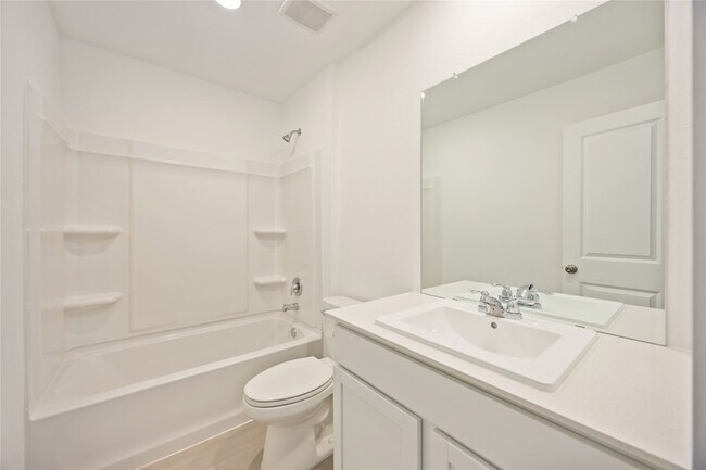 Building Photo - 905 Pertuso Ln