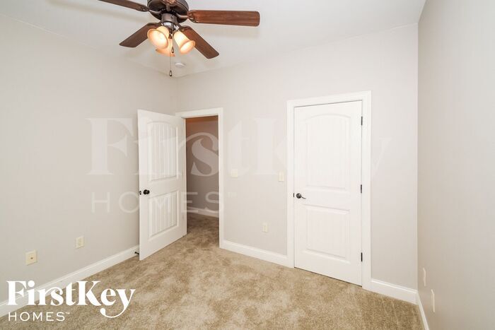 Building Photo - 221 Willow View Cir