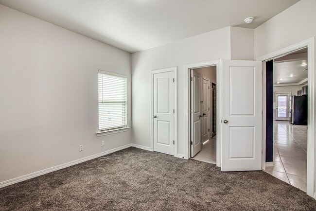 Building Photo - Beautiful  House 3 beds/3 baths. This Prop...