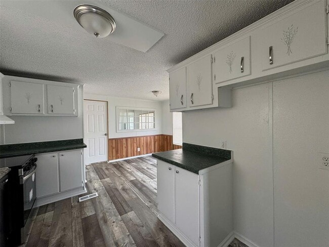 Building Photo - 16206 Wood Dr