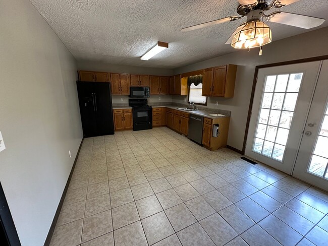 Building Photo - Charming 3 bedroom 2 bathroom home