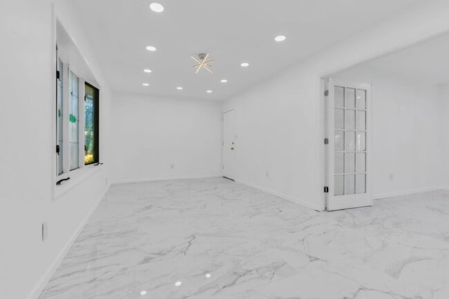 Building Photo - 2556 Woodland Rd