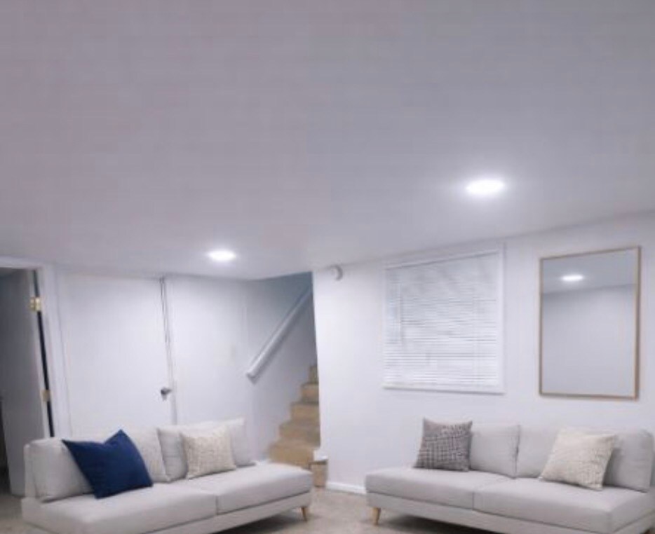 Building Photo - 320 E 15th St