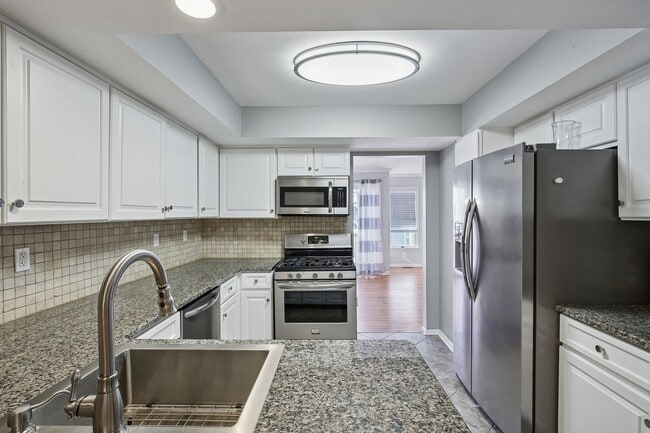 Building Photo - 13 Eton Ct