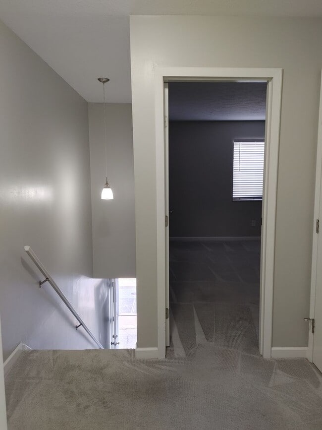 Building Photo - COZY TOWNHOME IN WILLOW TERRACE