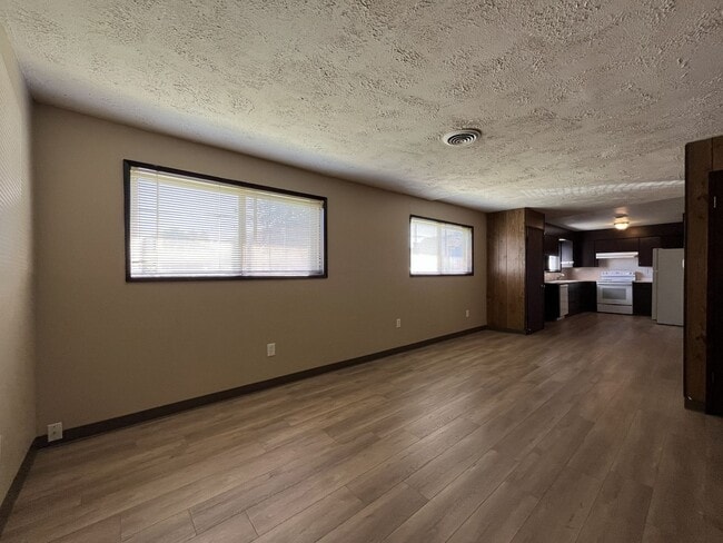 Building Photo - LOM2437