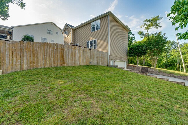 Building Photo - 3BR 2BA