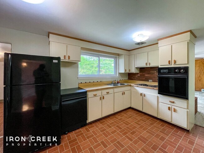 Building Photo - Spacious Three-Bedroom on a Beautiful Lot ...