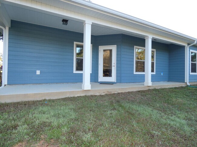 Building Photo - Spacious 3-Bedroom Home - Half Acre Lot