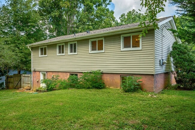 Building Photo - Spacious House in Hixson