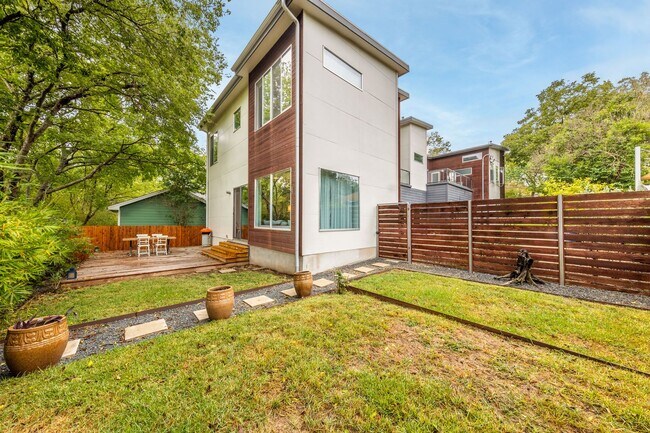 Building Photo - Gorgeous Fully Furnished Home in Brentwood...