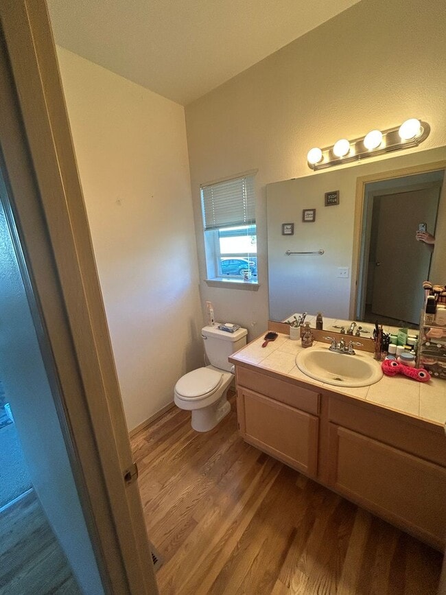 Building Photo - 4B, 2.5BA Pet-friendly home w/2-car garage...