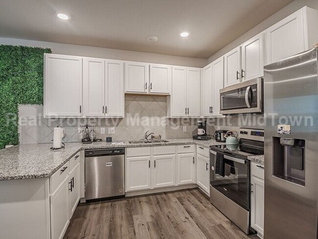 Building Photo - Charming spacious 2-story with a 2-car gar...