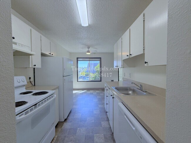 Building Photo - 5804 SE Milwaukie Ave