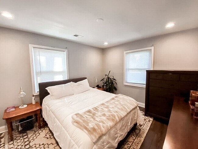 Building Photo - Immaculately Renovated 3 Bedroom 1.5 Bathr...