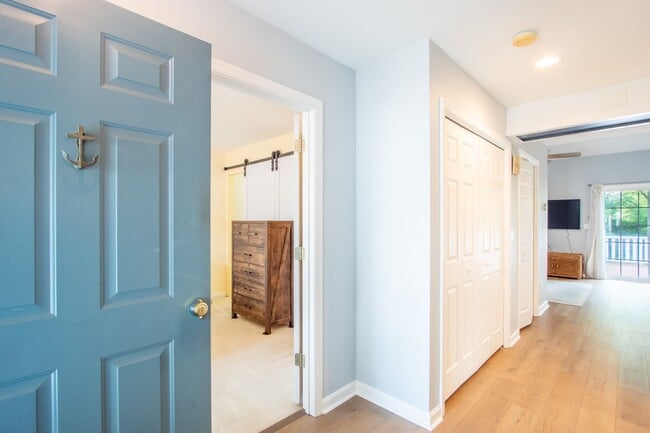 Building Photo - For Rent – Beautifully Updated Townhome in Gull Point a Waterfront Community