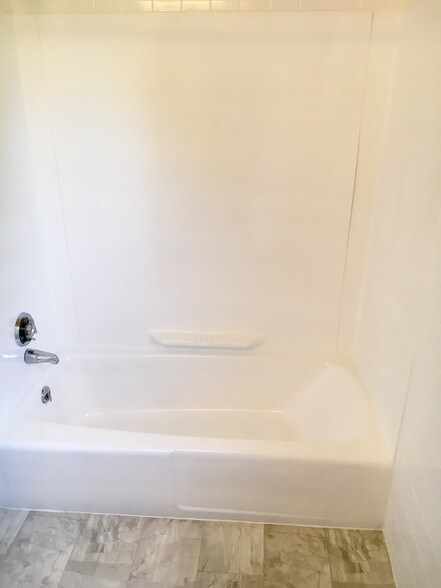 Building Photo - 40 Hobart Ln