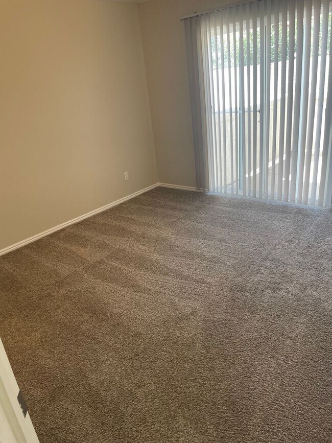 Building Photo - Newly Remodeled Townhome is St. George!