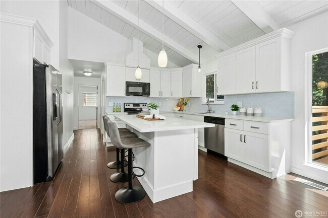 Building Photo - Spacious Richmond Highlands Retreat with Modern Updates & Flexible Living