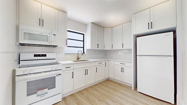 Building Photo - 1676 W 42nd St