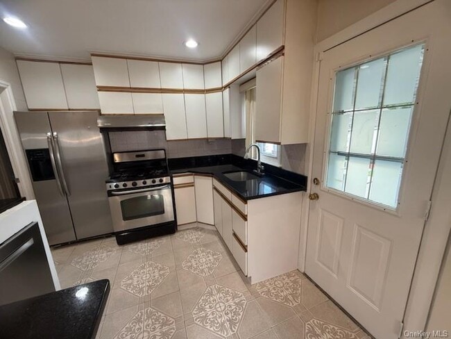 Building Photo - 147 Primrose Dr