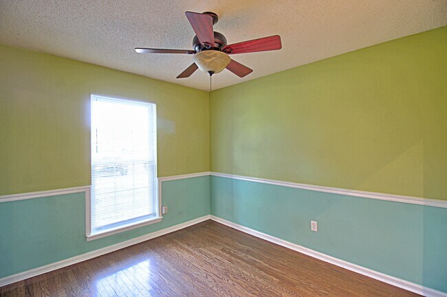 Building Photo - 948 Wedgewood Way