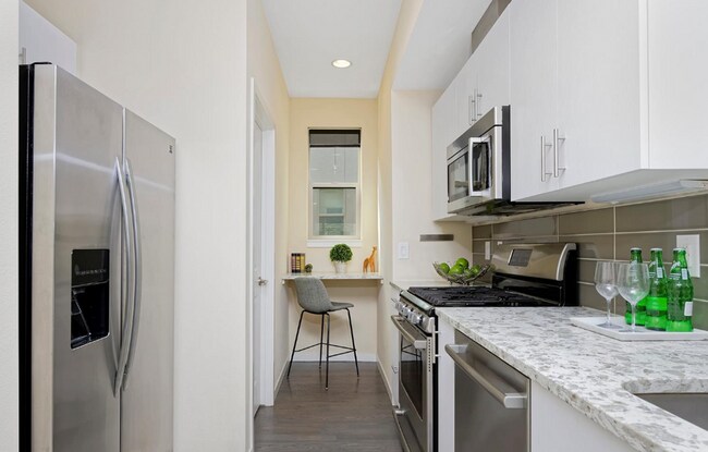 Building Photo - Modern 2 Bedroom, 2.5 Bath Townhome in Cit...