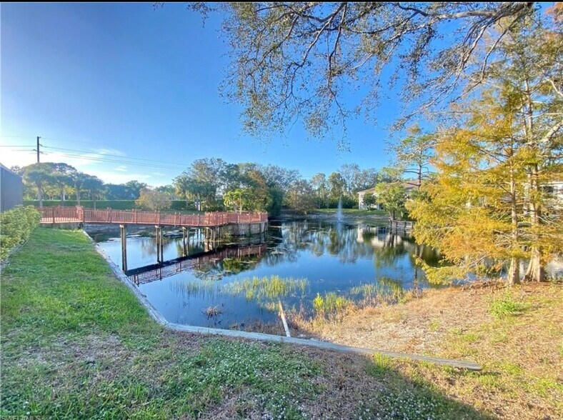 Meticulously maintained grounds - 6910 Satinleaf Rd N