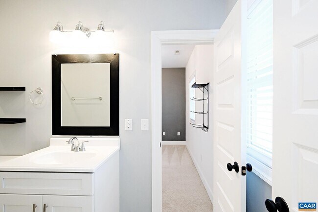 Building Photo - 903 Nassau St