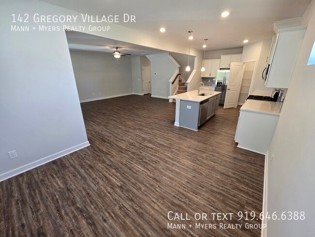 Building Photo - 142 Gregory Vlg Dr